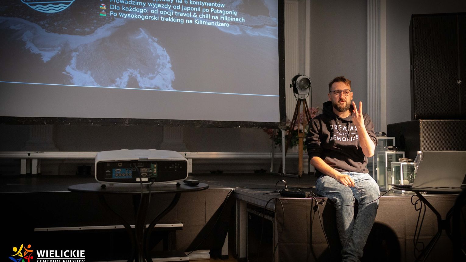 Podróż bez wychodzenia z sali. Spotkanie z Mateuszem Poprochem o Islandii