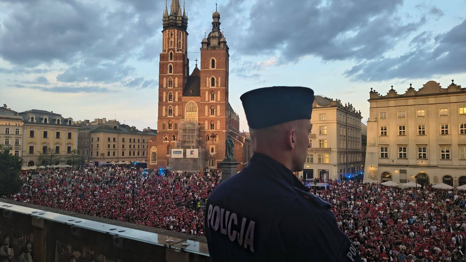 Policja zabezpieczała fetę kibiców Wisły Kraków po awansie do Ekstraklasy. Ranna 11-latka, została trafiona petardą w głowę!