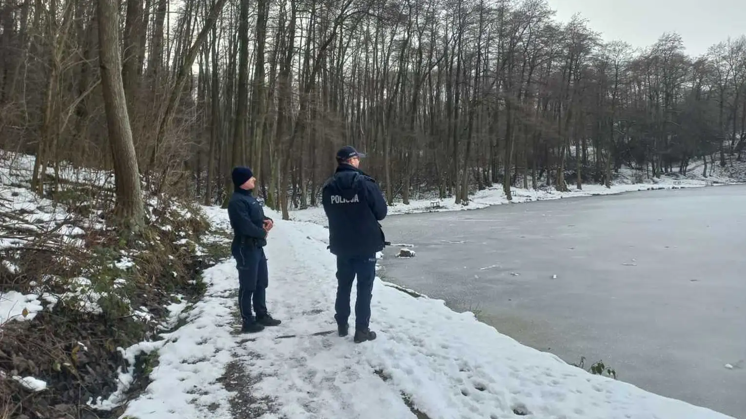 Policjanci kontrolują ,,dzikie lodowiska"