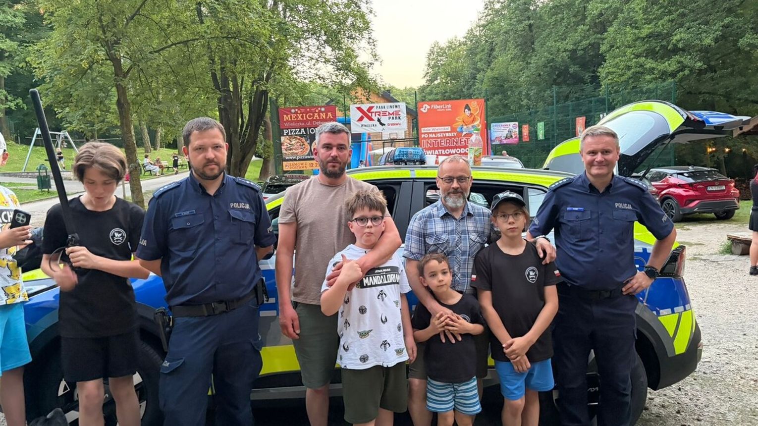 Policjanci na Rodzinnym Pikniku Wielickiej Szkoły Sztuk Walki