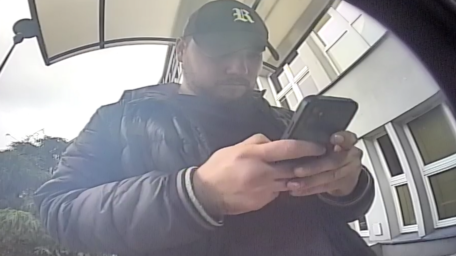 Policjanci poszukują mężczyzny widocznego na zdjęciu. Dokonał wypłaty gotówki w bankomacie, które pochodziły z przestępstwa