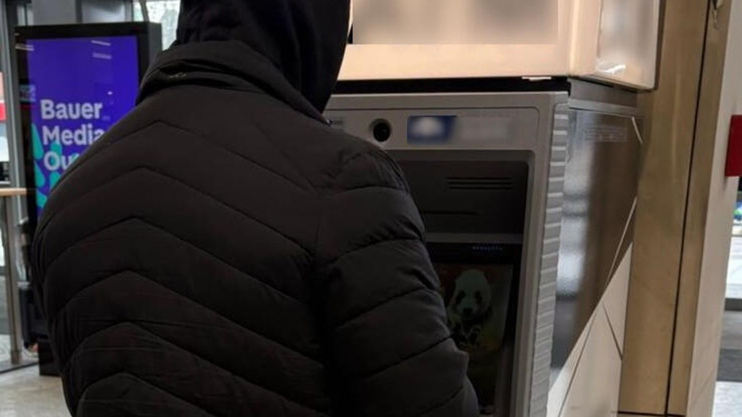 Policjanci zatrzymali 27-latka, który wypłacił pieniądze uzyskane poprzez wyłudzenie kodu blik