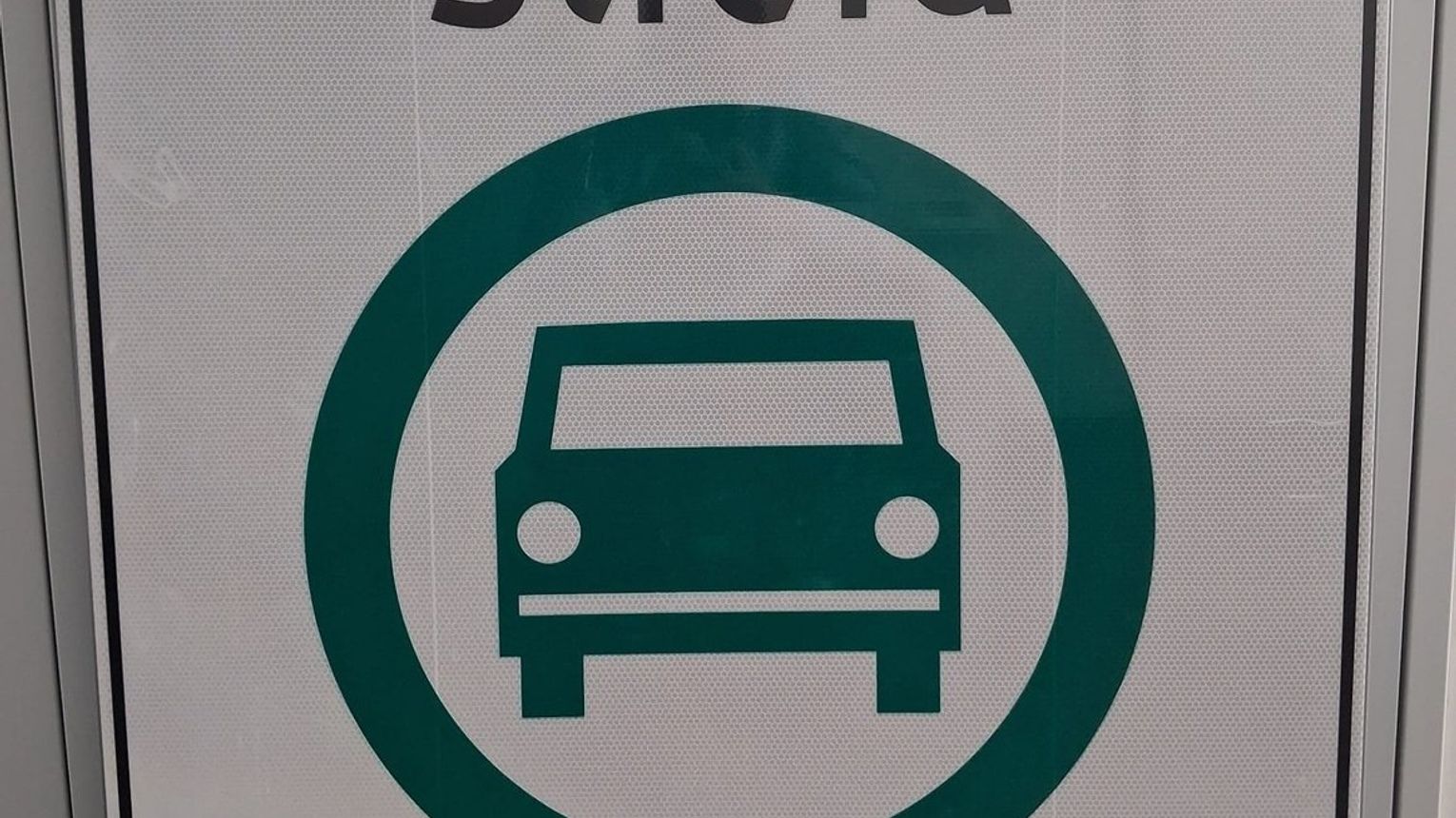 Policjanci zatrzymali dwie osoby odpowiedzialne za kradzieże znaków SCT