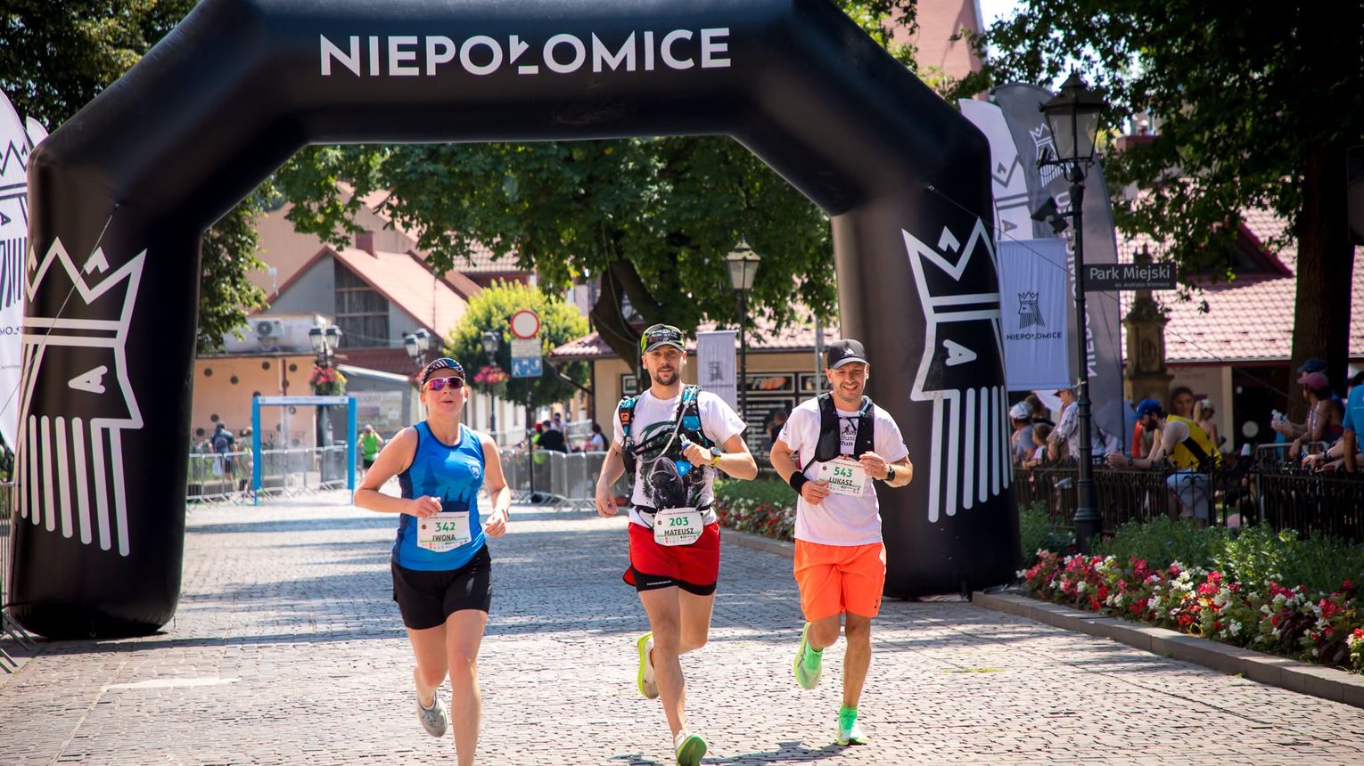 Ponad tysiąc biegaczy ruszyło w Pogoń za Żubrem. Sportowe święto w Niepołomicach