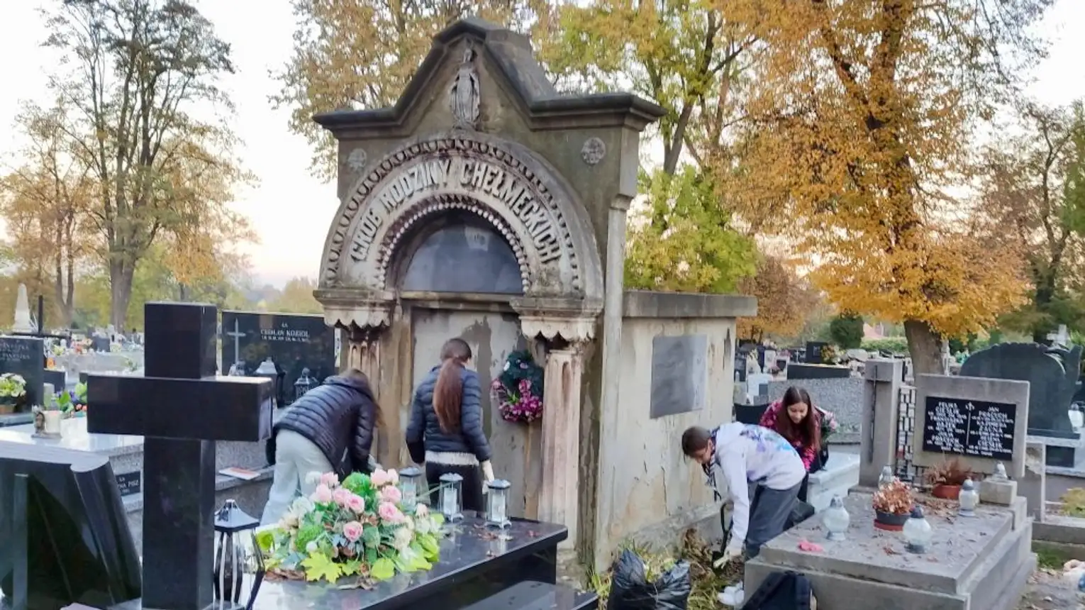 Porządkowanie grobów zasłużonych Wieliczan