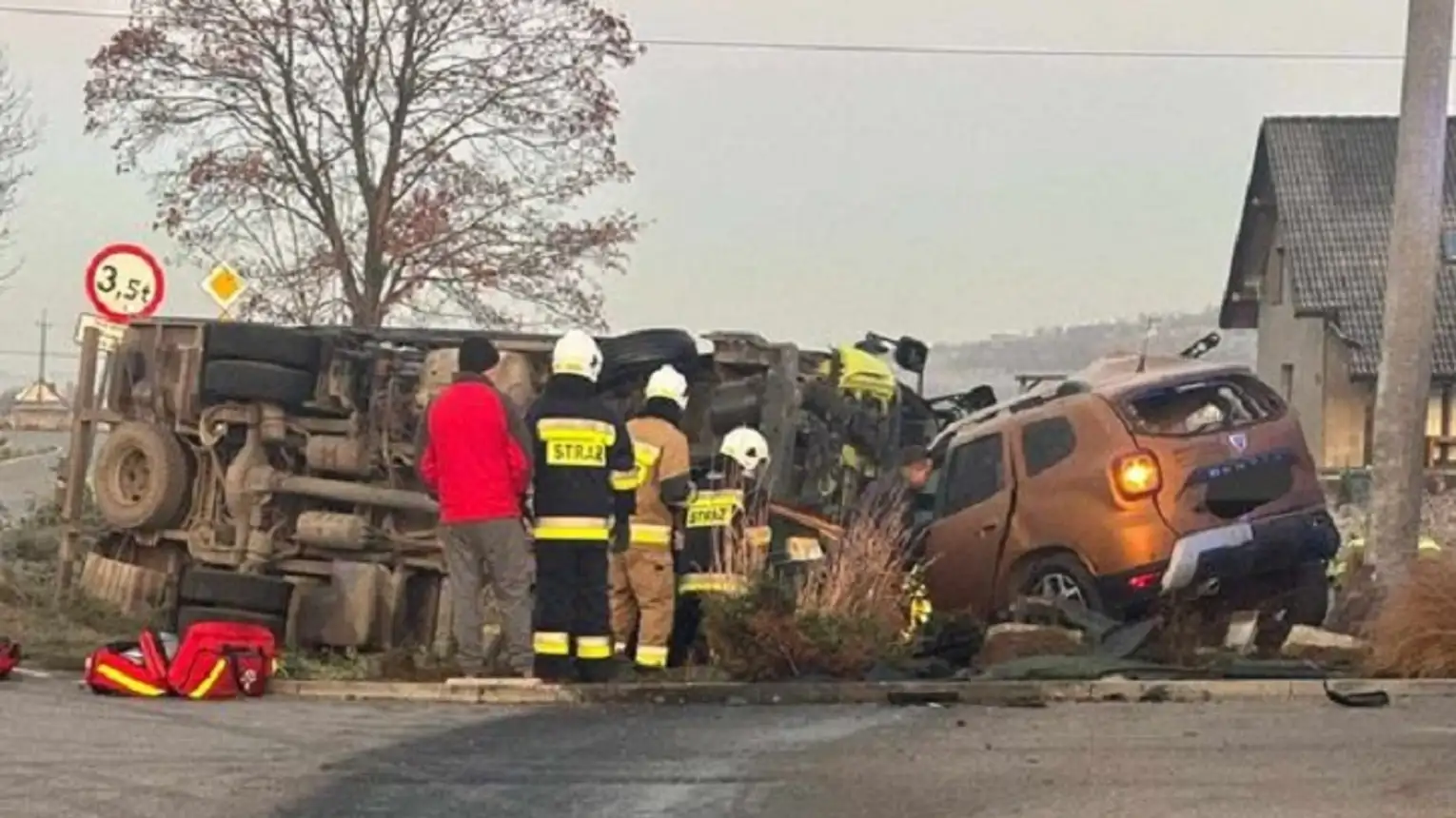 Poważny wypadek samochodu ciężarowego i osobowego w powiecie bocheńskim. Poszkodowani trafili do szpitala