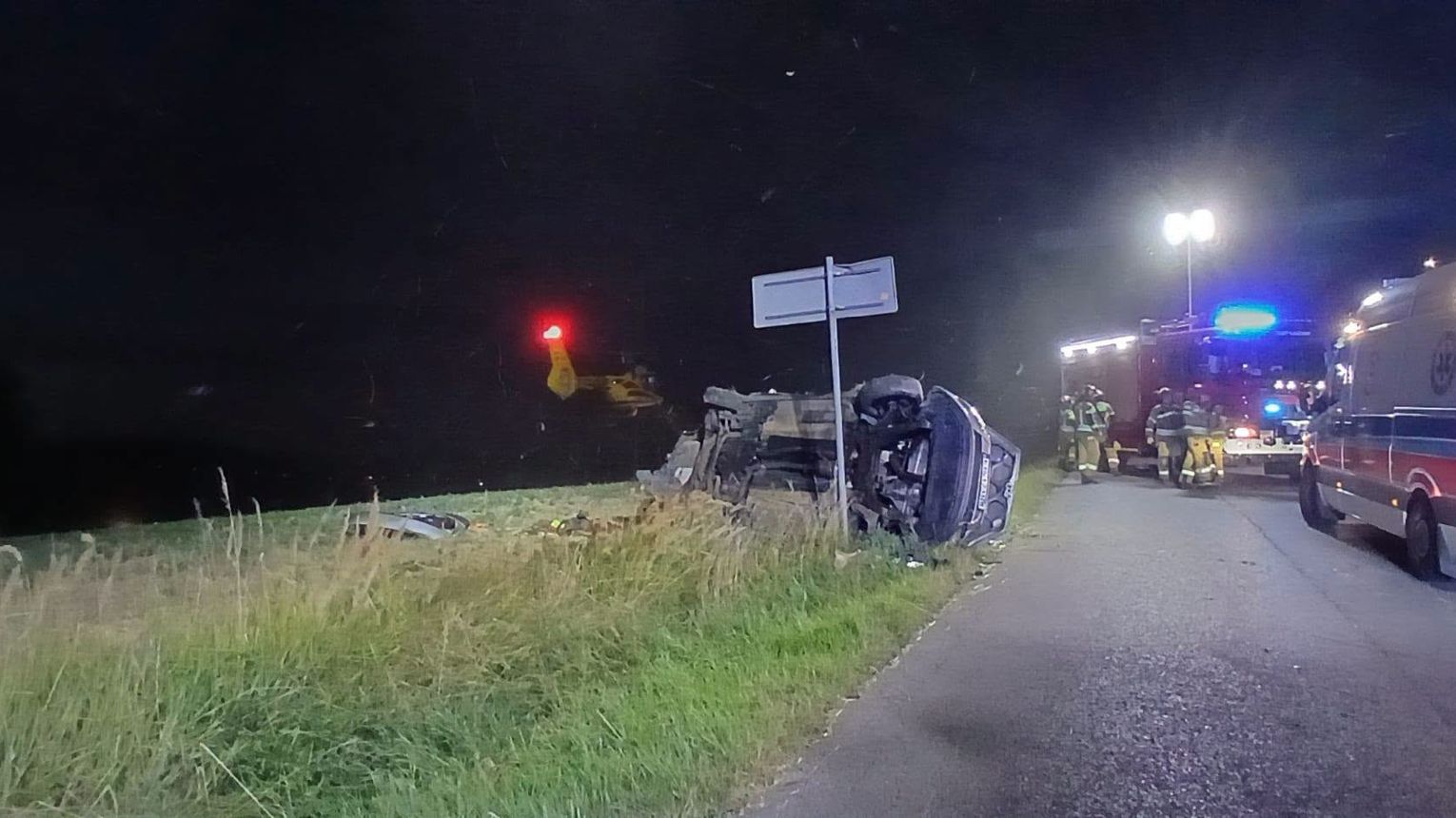 Poważny wypadek w Łazanach. Dwie osoby ranne, jedna uwięziona we wraku. Interweniował śmigłowiec LPR