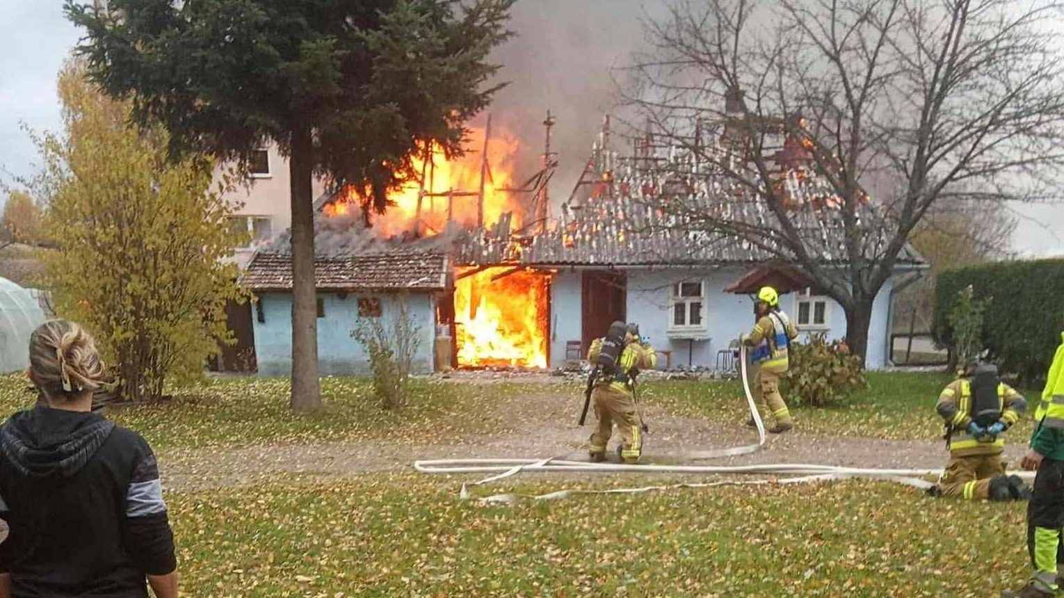 Pożar domu jednorodzinnego w miejscowości Wiatowice. Jedna osoba poszkodowana