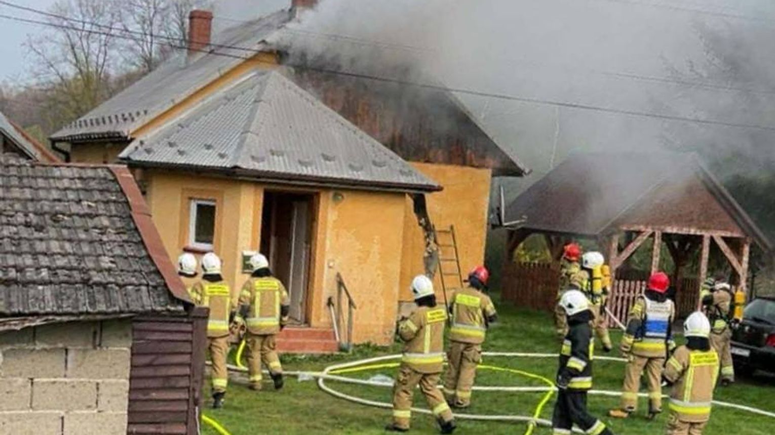 Pożar domu w Olchawie. Strażacy prowadzili trudną akcję gaśniczą