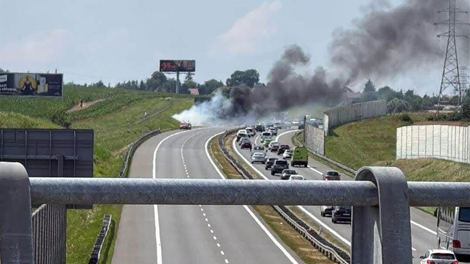 Pożar samochodu na autostradzie A4. Trasa w kierunku Rzeszowa całkowicie zablokowana