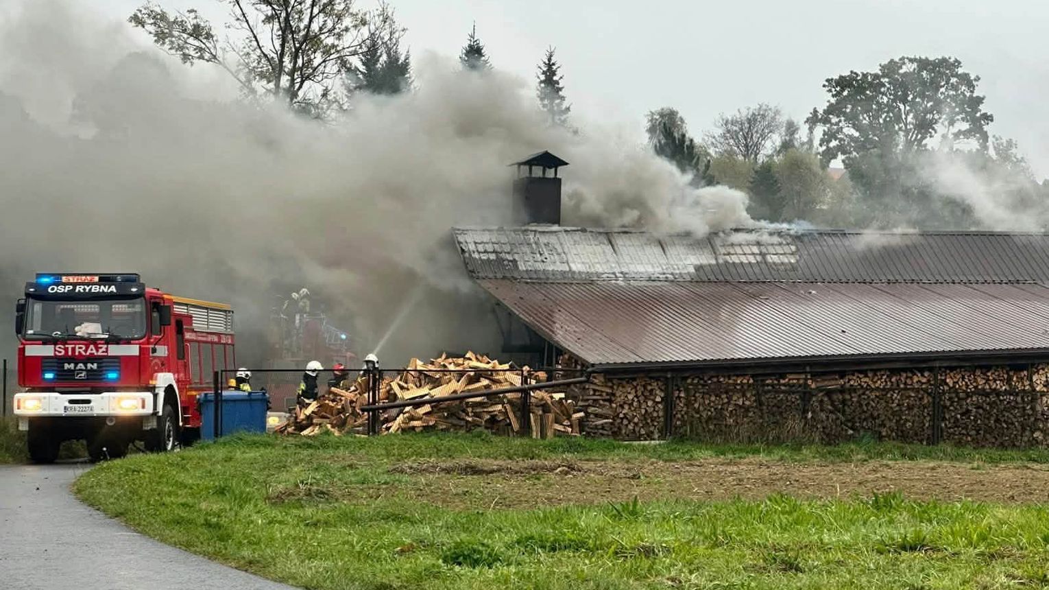 Pożar zakładu mięsnego pod Krakowem. Ogień objął dach budynku.