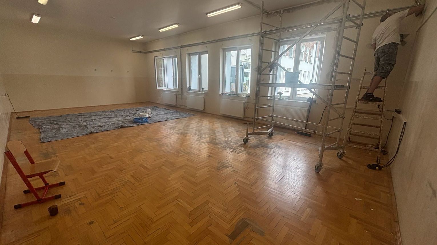 Remont dwóch sal w Szkole Podstawowej w Zakrzowie. Prace już się rozpoczęły