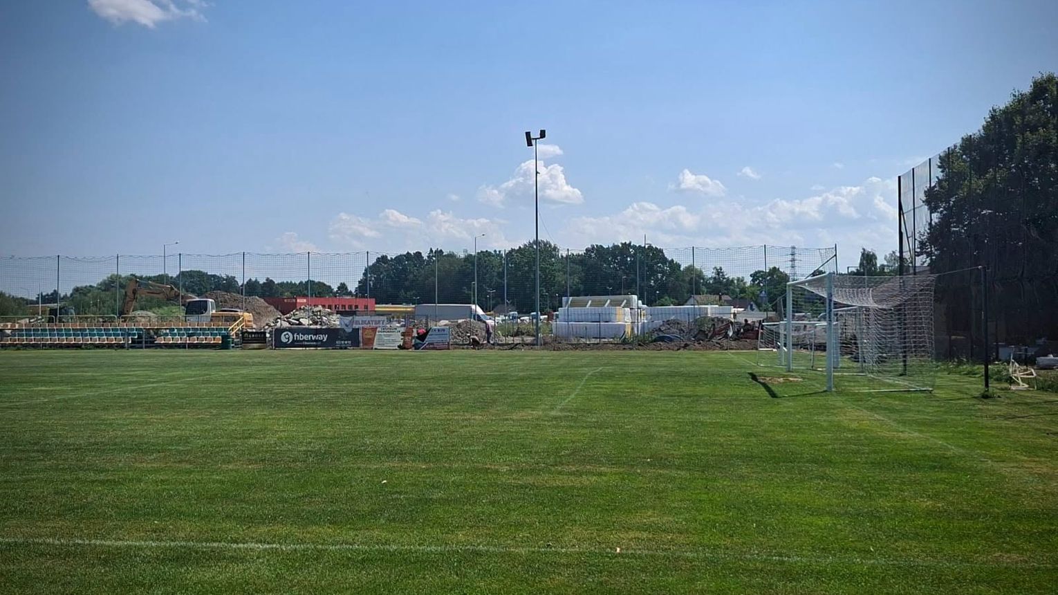 Ruszają prace przy stadionie Piłkarza Podłęże. Powstanie nowe dojście do trybun