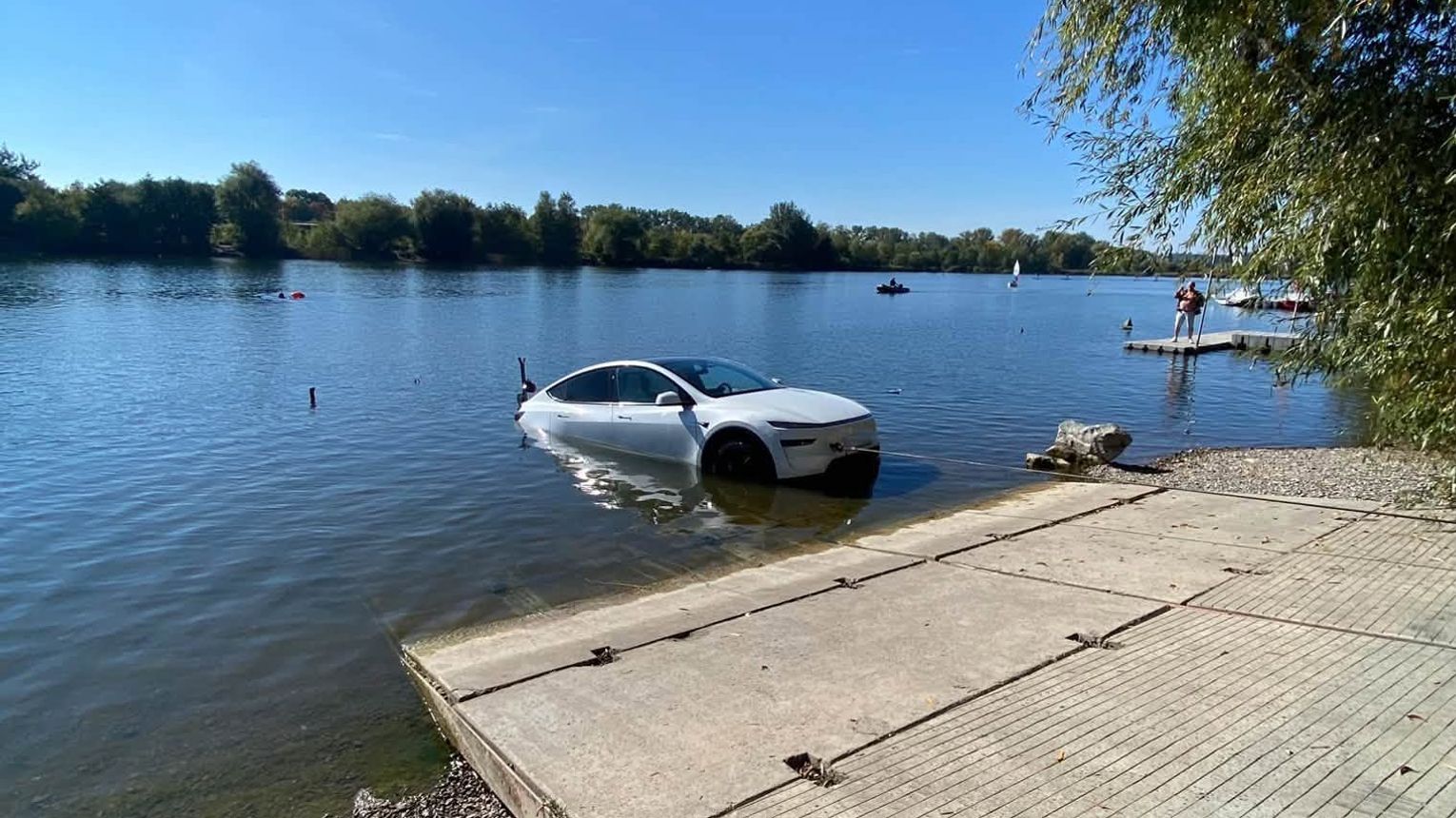 Samochód elektryczny zatopiony podczas wodowania łodzi na krakowskich Bagrach