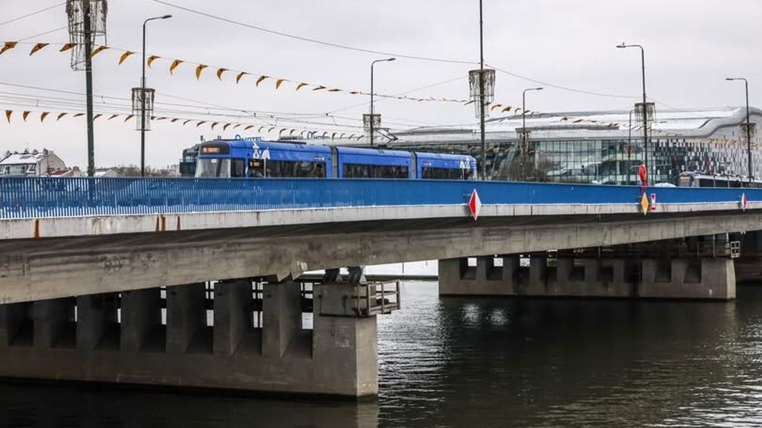 Samochody wracają na most Grunwaldzki w Krakowie