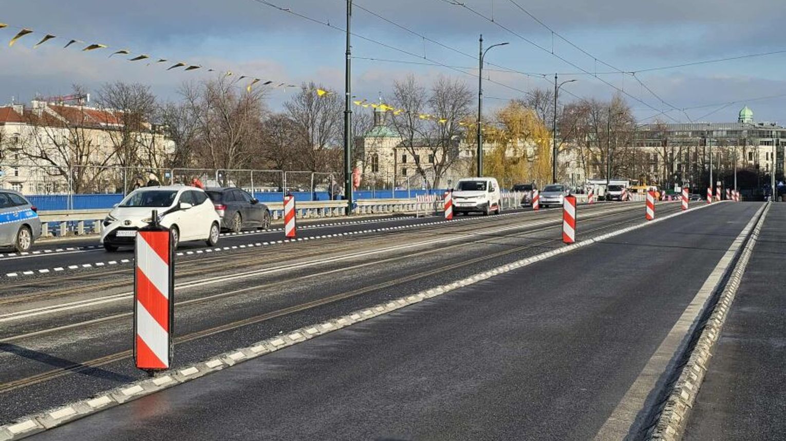 Samochody wróciły na most Grunwaldzki w Krakowie, dwa tygodnie przed terminem