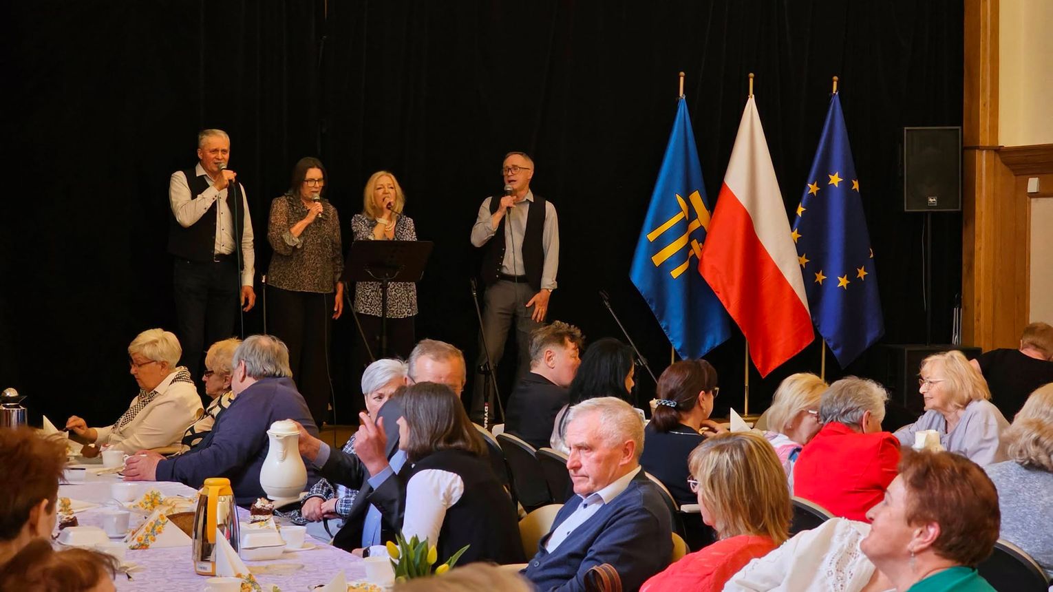 Seniorzy ze Związku Emerytów i Rencistów z Wieliczki spotkali się w Magistracie – integracja, muzyka i wyjątkowa atmosfera po świętach