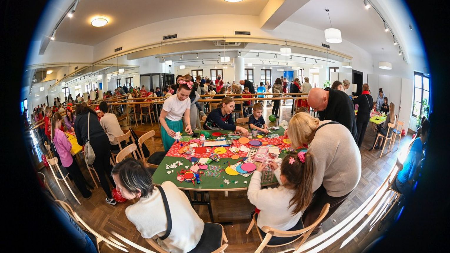 Świąteczne spotkanie ze Świętym Mikołajem dla dzieci objętych pieczą zastępczą