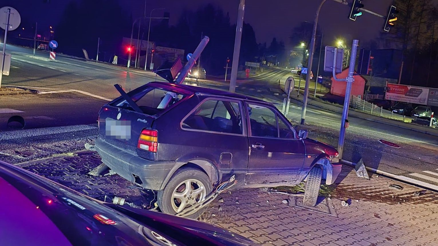 Szaleńcza ucieczka przed policyjną kontrolą zakończyła się na "sygnalizatorze świetlnym"