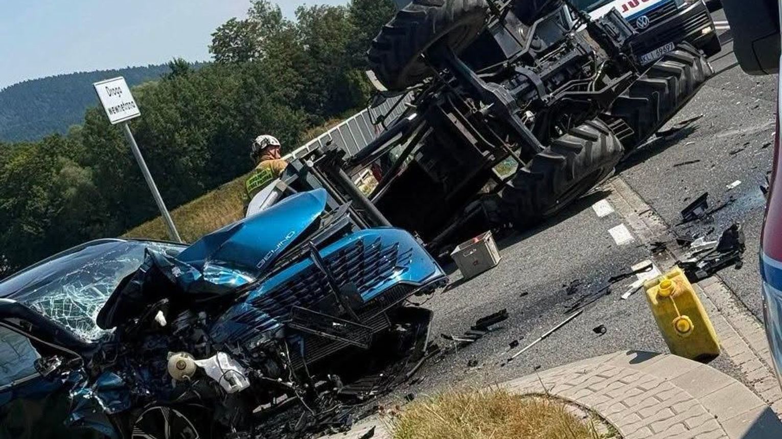 Tragiczny finał wypadku na DK28. Nie żyje 18-letni traktorzysta