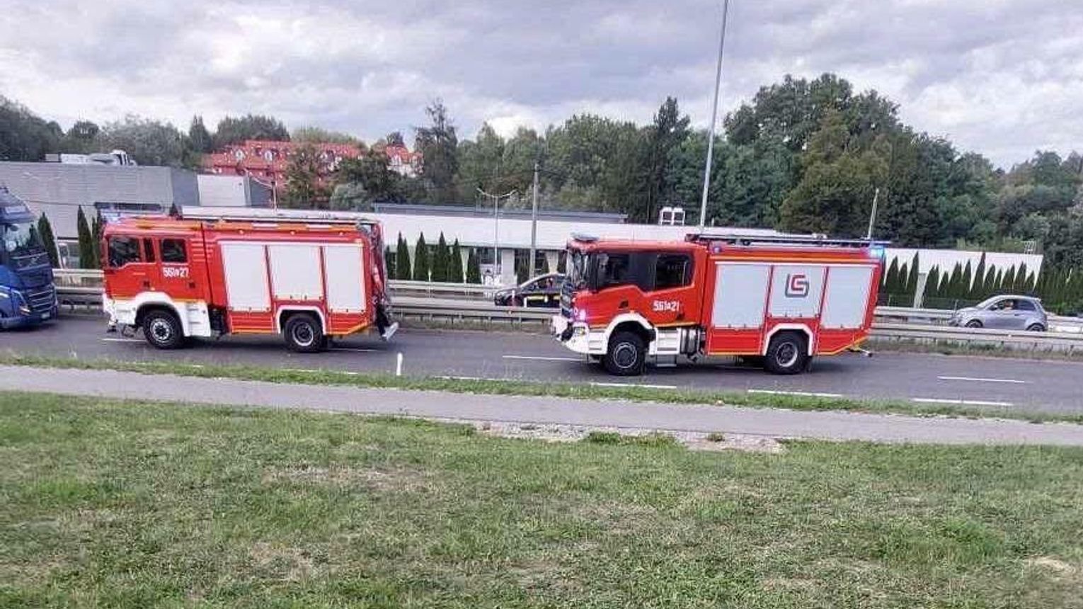 Tragiczny wypadek na wjeździe do Wieliczki. Motocyklista uderzył w tył ciężarówki. Nie udało się go uratować