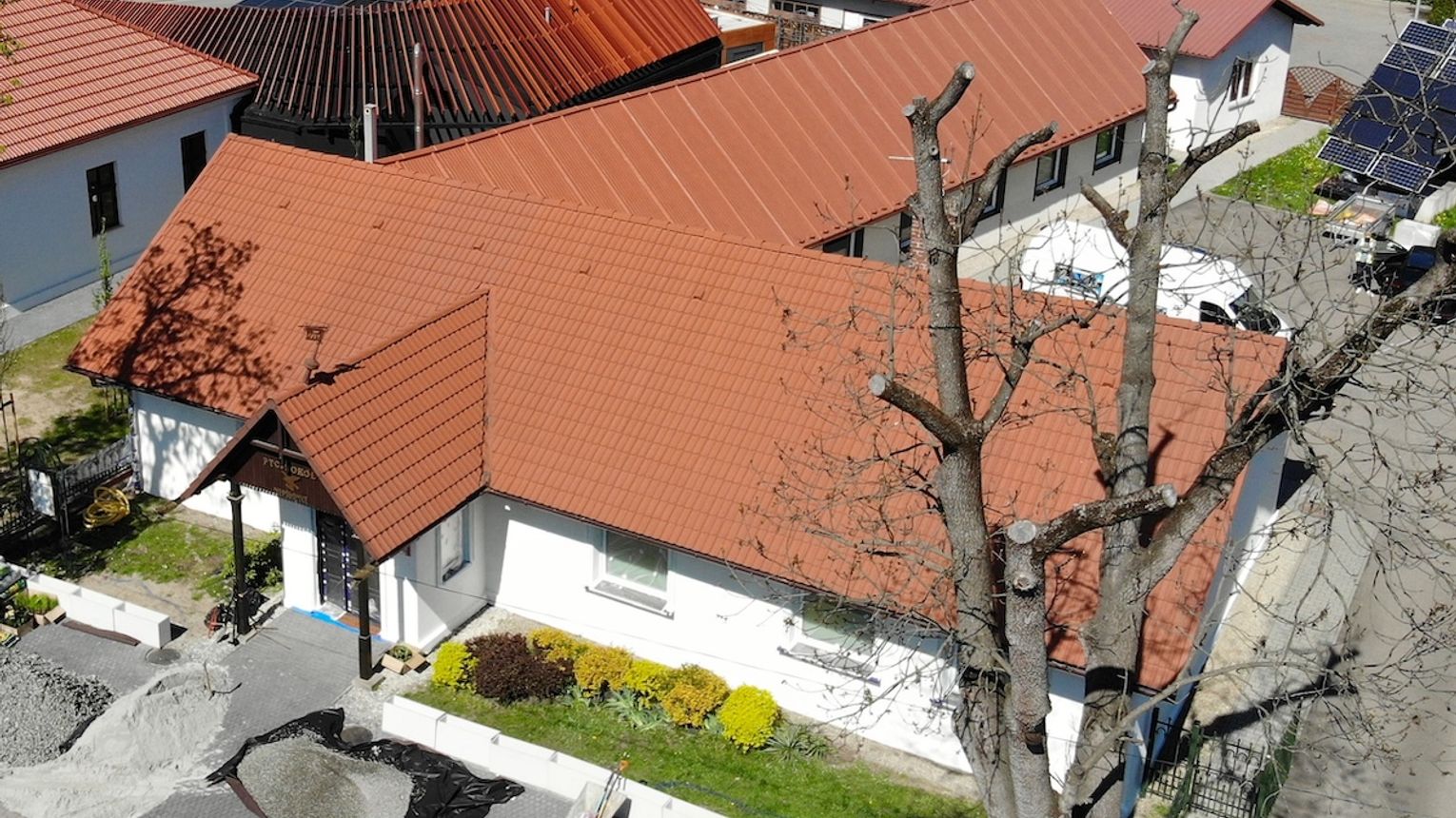 Trwają prace przy elewacji budynku PTG Sokół w Niepołomicach