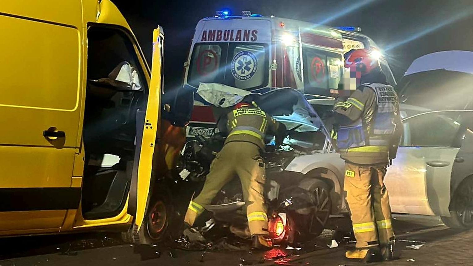 Trzy osoby poszkodowane w karambolu w powiecie bocheńskim. Zderzenie motocykla, osobówki i dostawczaka. Lądował śmigłowiec LPR