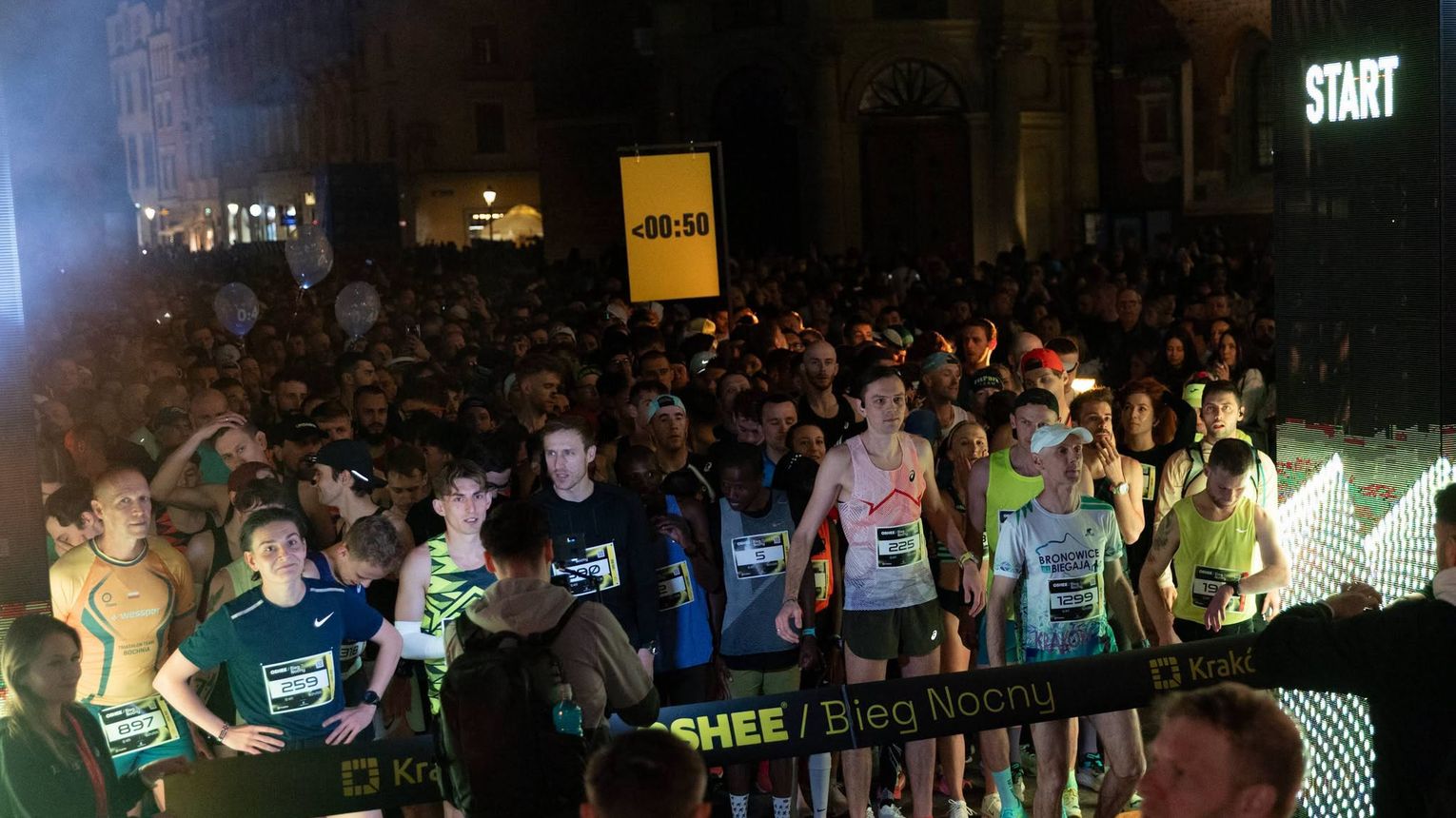 Tysiące ludzi wybiegło nocą na ulice Krakowa. To, co działo się na trasie OSHEE Bieg Nocny przerosło oczekiwania organizatorów