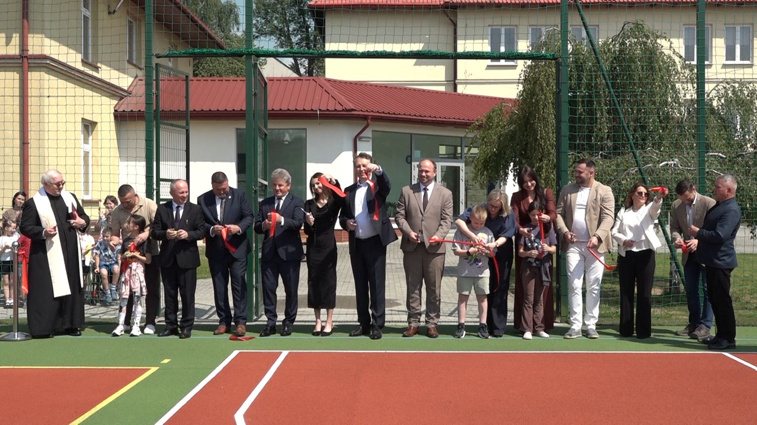 Uroczyste otwarcie nowego boiska wielofunkcyjnego w Trzcianie