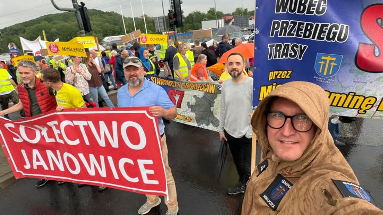 W deszczu protestowali przeciwko S7. Wieliczka mówi „nie” trasie przez gminę
