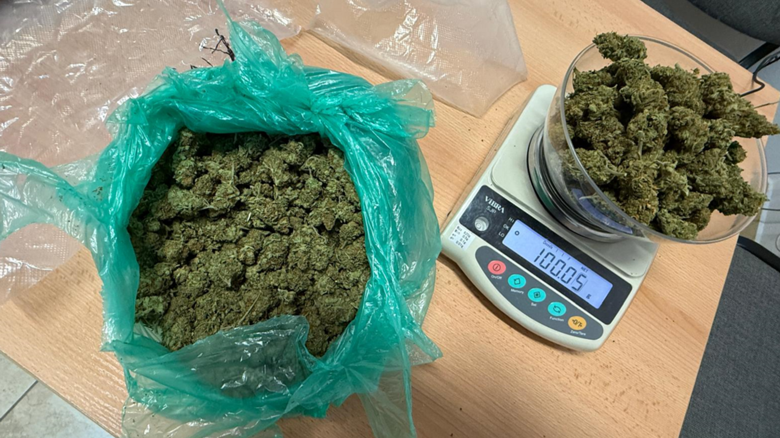 W trakcie ucieczki przed policjantami próbowali pozbyć się narkotyków, wyrzucając je z auta