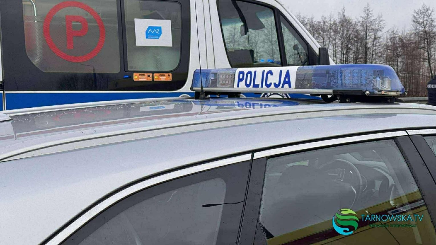 Wieliczka. Dwuletnie dziecko zamknięte w nagrzanym aucie! Świadkowie próbowali wybić szybę