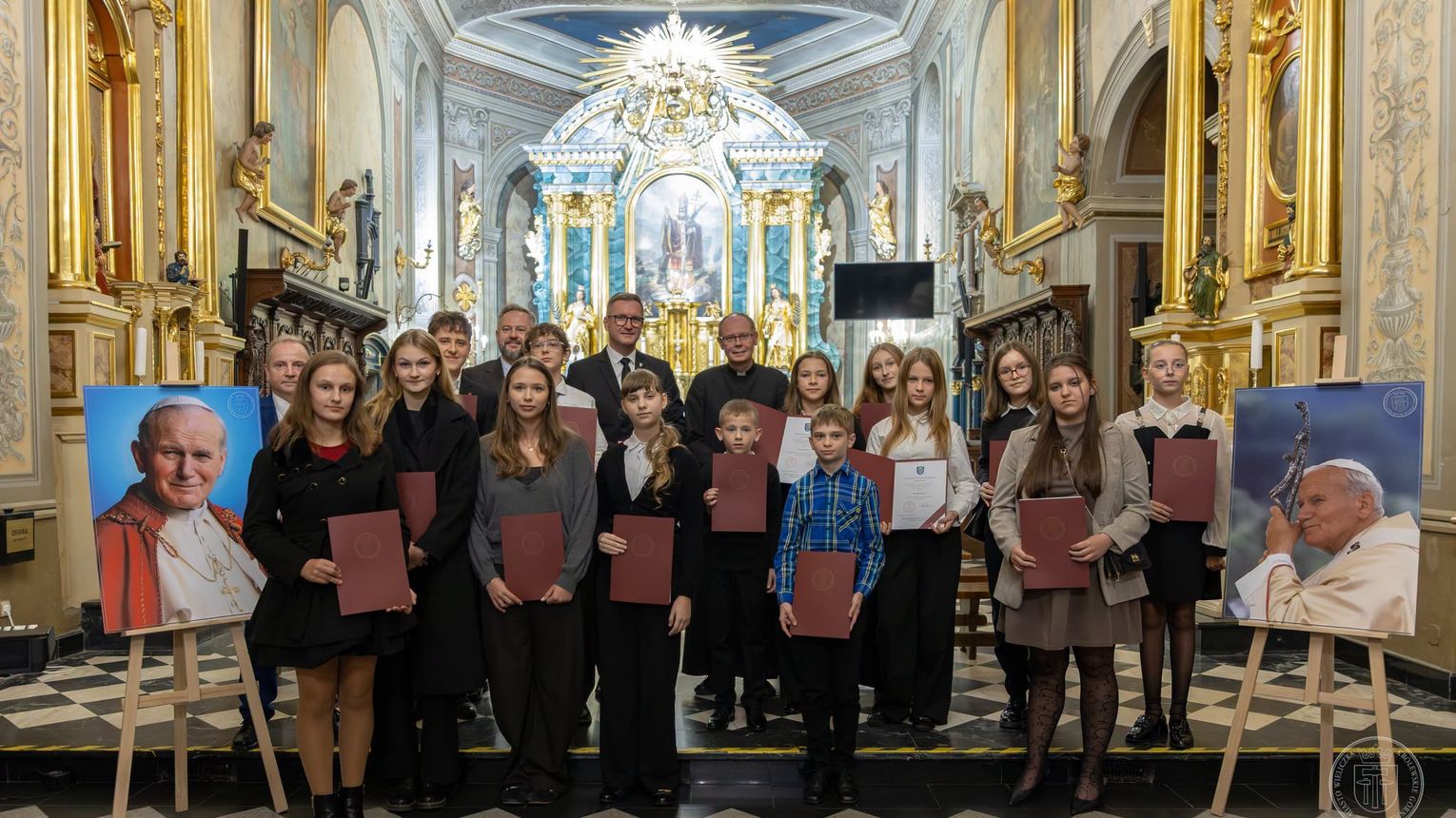 Wieliczka nagrodziła najzdolniejszych uczniów! Stypendia im. Jana Pawła II i prestiżowe wyróżnienia dla młodych talentów