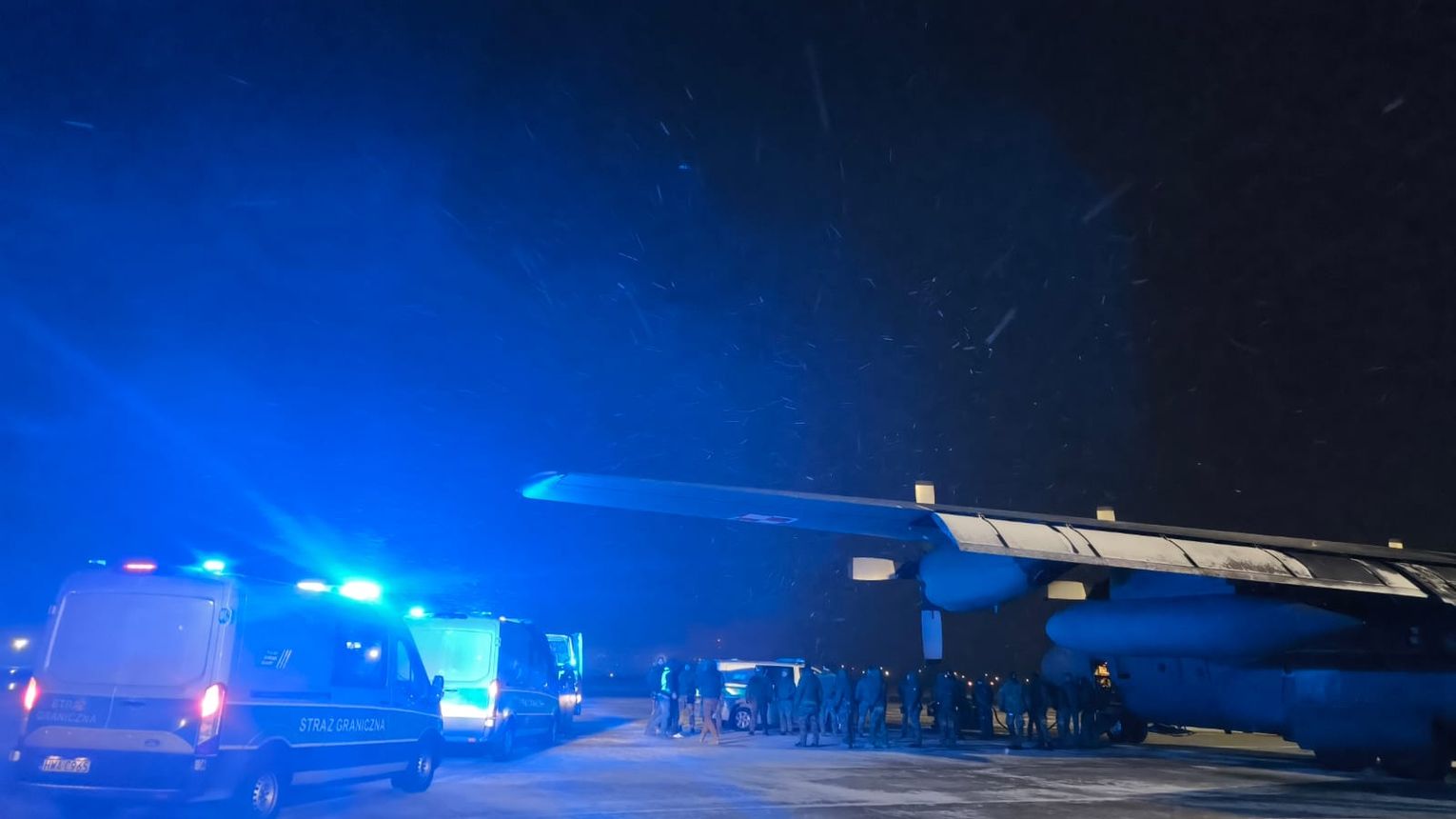 Wielka deportacja na lotnisku w Balicach. 25 cudzoziemców przetransportowano z Polski samolotem wojskowym