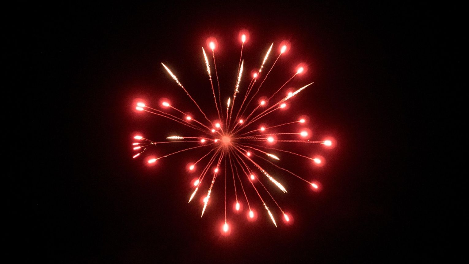 Wojewoda Małopolski idzie do sądu z miastem Krakowem. Chodzi i uchwałę zakazującą odpalanie fajerwerków