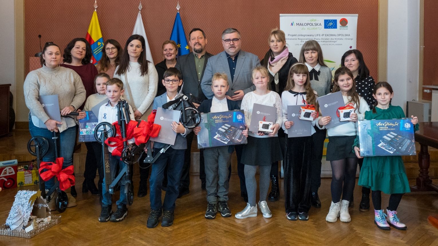Wręczono nagrody w konkursie „Moje papierowe ozdoby świąteczne z makulatury – Eko Święta z #ekopowiatem bocheńskim”