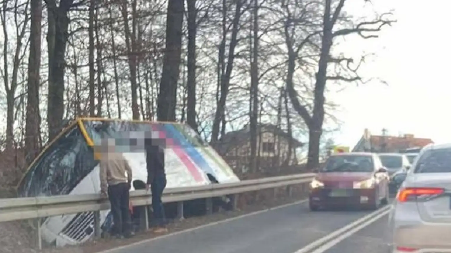 Wypadek autobusu pod Bochnią, na miejscu lądował śmigłowiec LPR