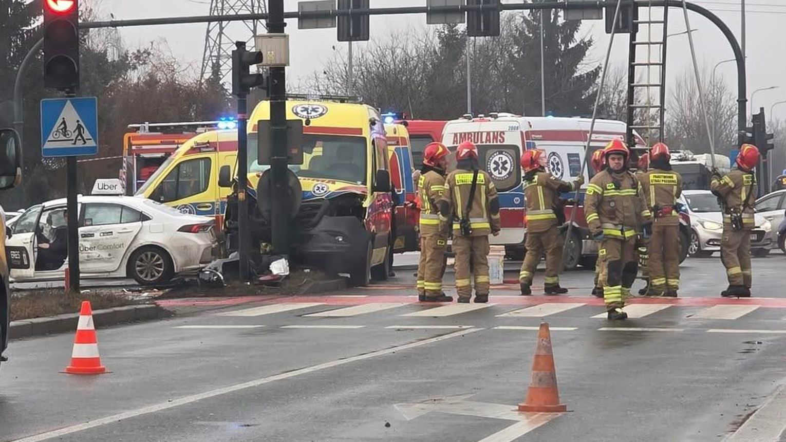 Wypadek w Krakowie z udziałem karetki pogotowia i samochodu osobowego