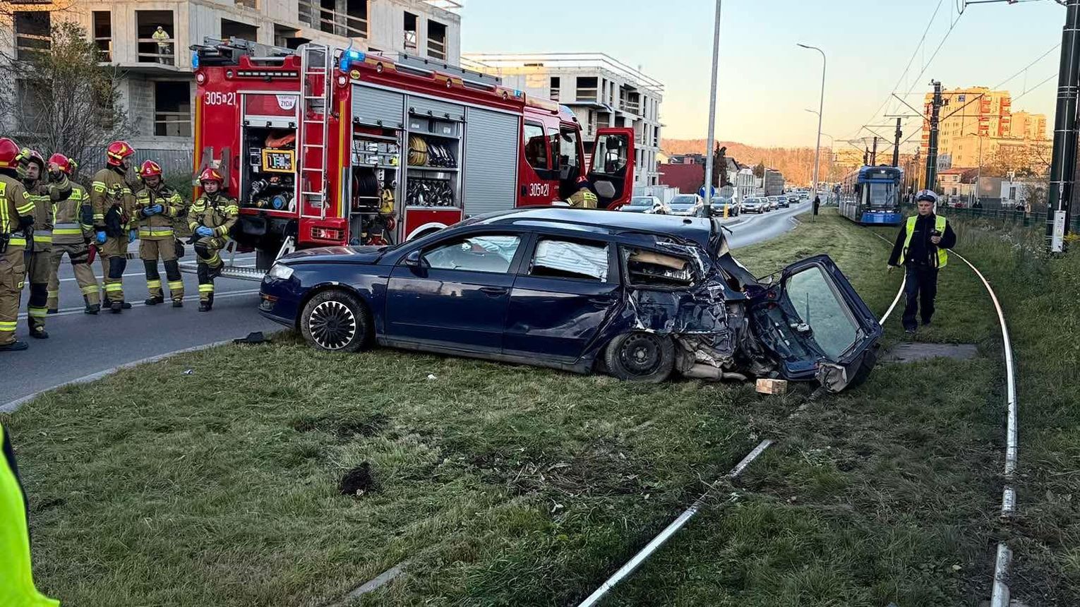 Wypadek w Krakowie. Zderzenie osobówki z tramwajem. Poszkodowana osoba w szpitalu