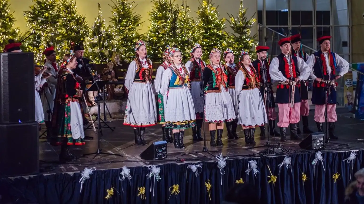 Występy "Mietniowiaków" i Chóru im. Jana Pawła II ze Strumian