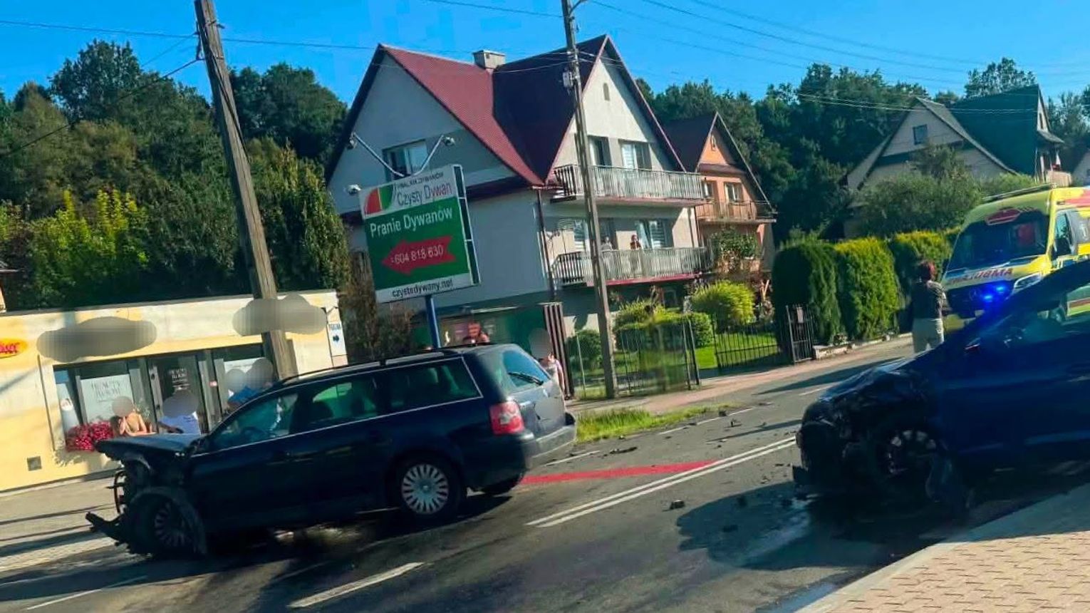 Zderzenie dwóch samochodów w Łąkcie Górnej. Dwie osoby poszkodowane, utrudnienia na DW 965