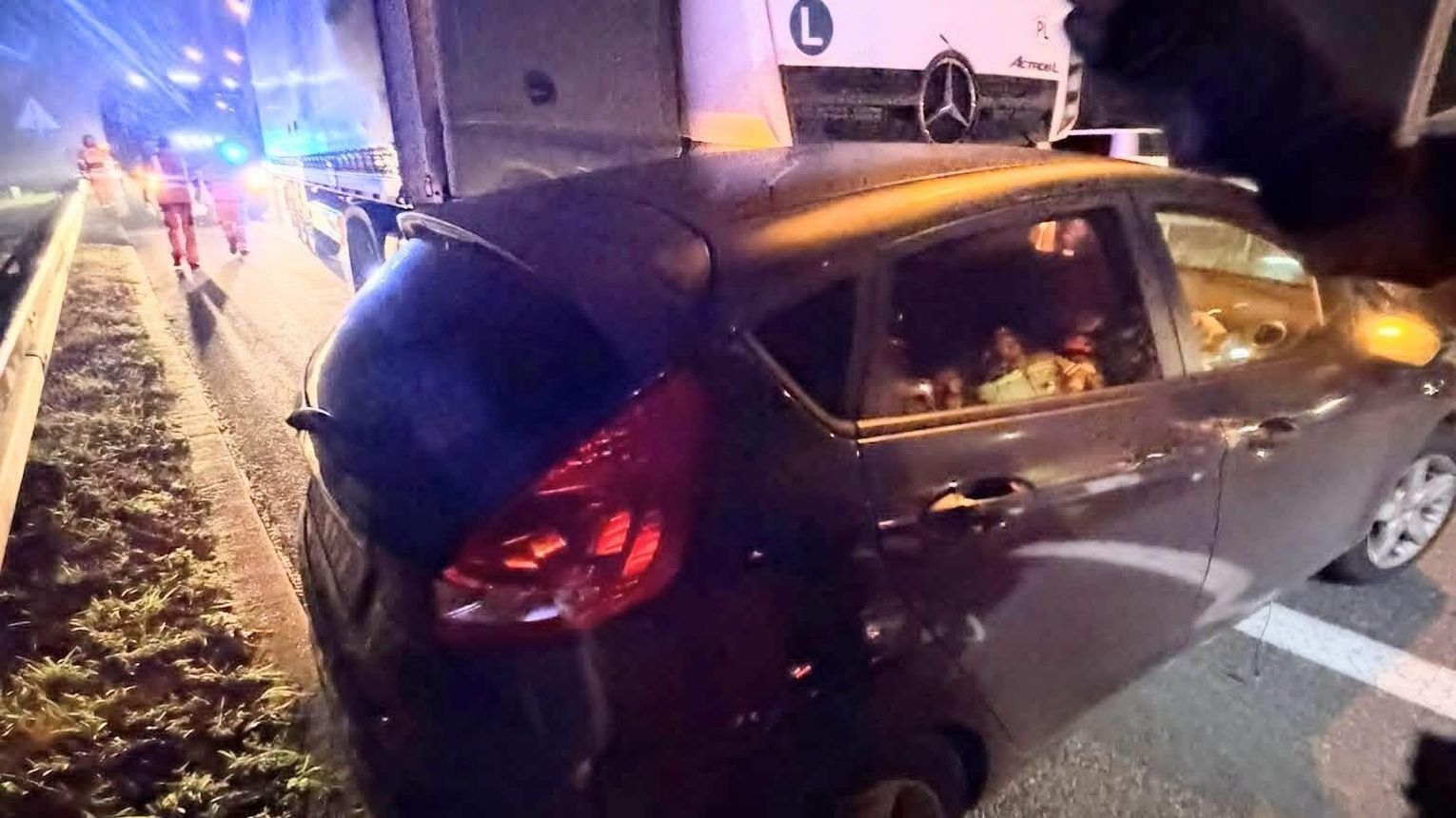 Zderzenie osobówki z ciężarówką na autostradzie A4. Interweniowały służby ratunkowe