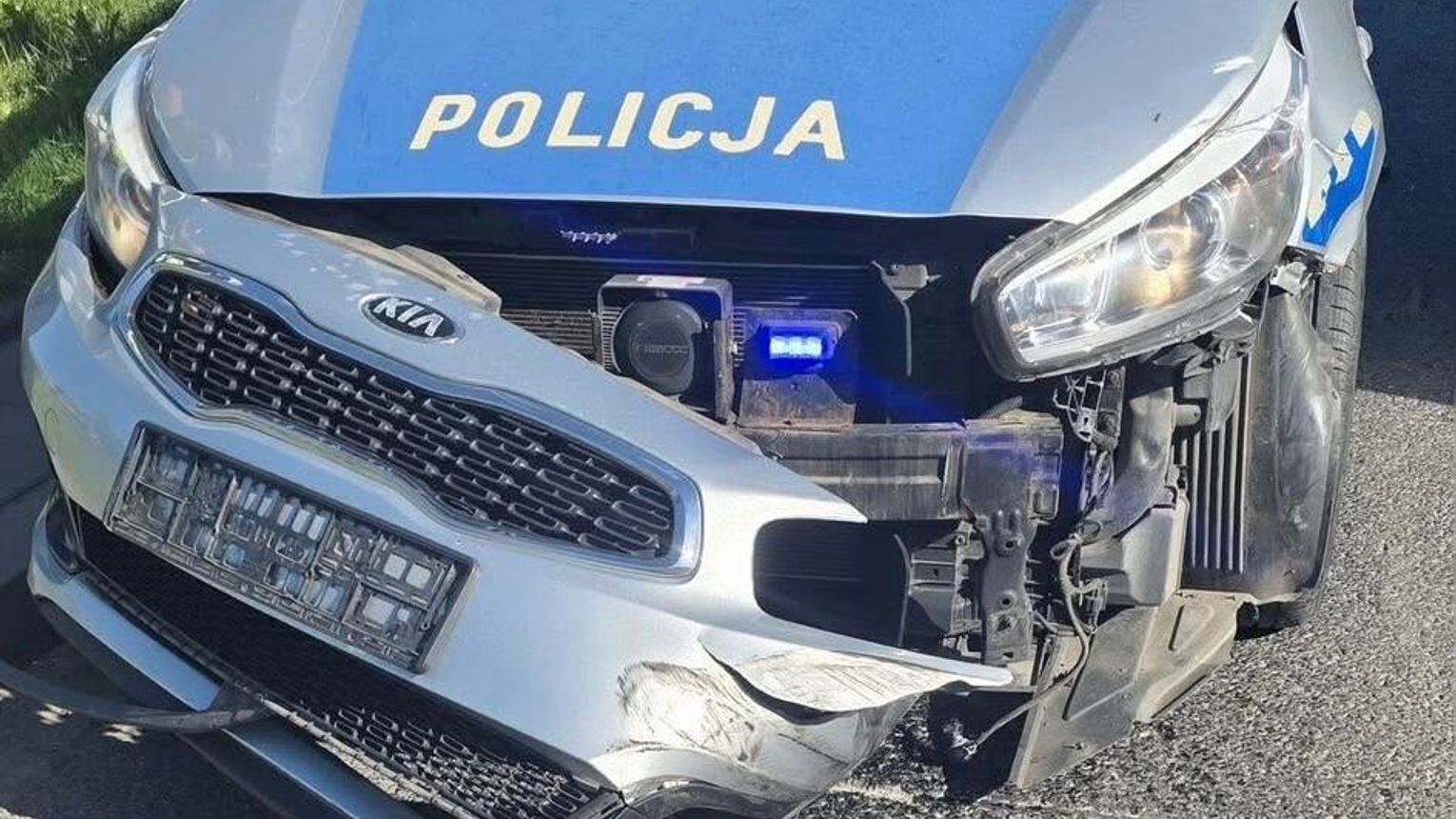 Zderzenie radiowozu z busem na ul. Lipskiej w Krakowie. Policjant sprawcą kolizji