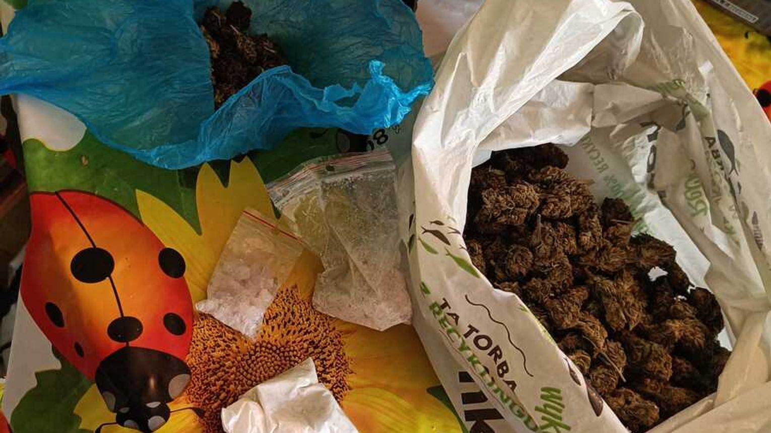 Zrobili głośną imprezę, w ich mieszkaniu policjanci znaleźli narkotyki