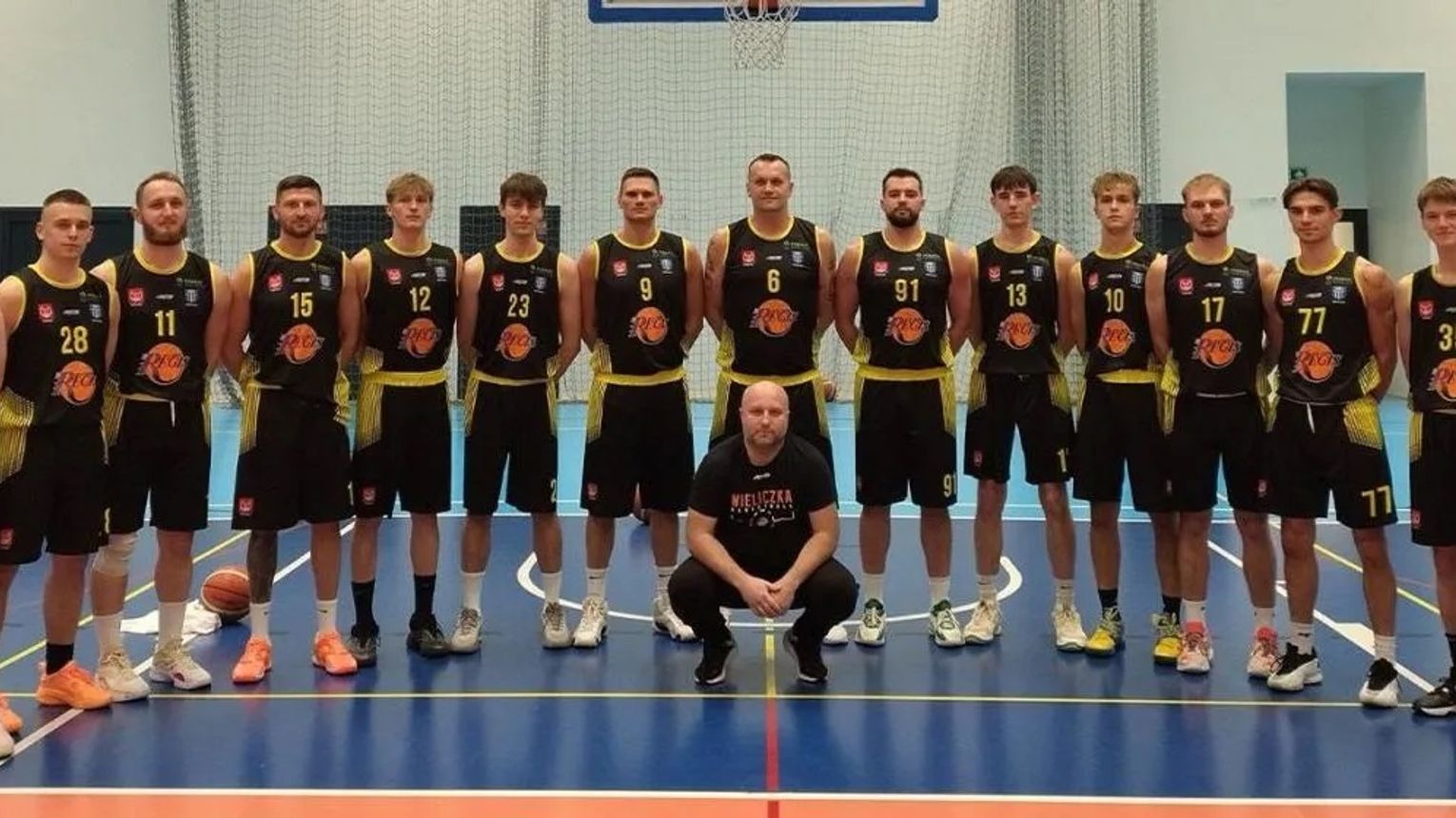 Zwycięstwo seniorów UKS Regis nad liderem 3 Ligi w koszykowce