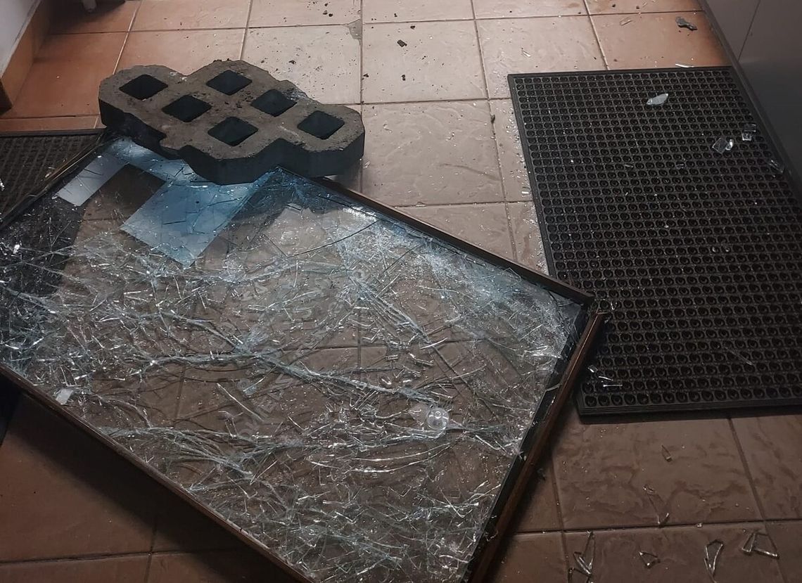 39-latek odpowie za uszkodzenie mienia oraz kradzież z włamaniem do sklepu w Nowej Hucie