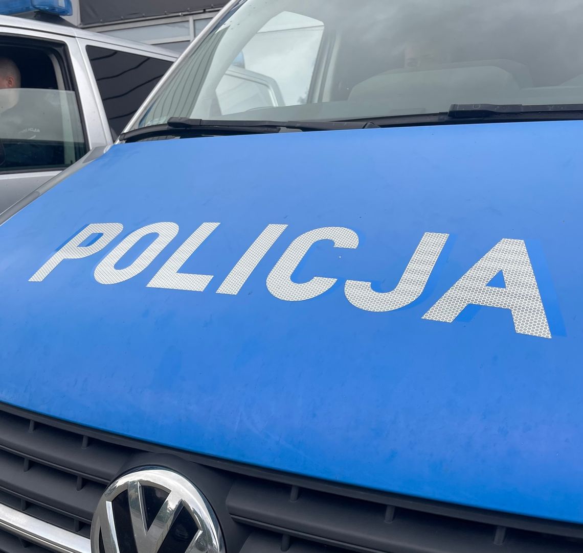 81-latka straciła blisko 850 tys. złotych oszukana na inwestycję w kryptowaluty. Policjanci zatrzymali sprawców.