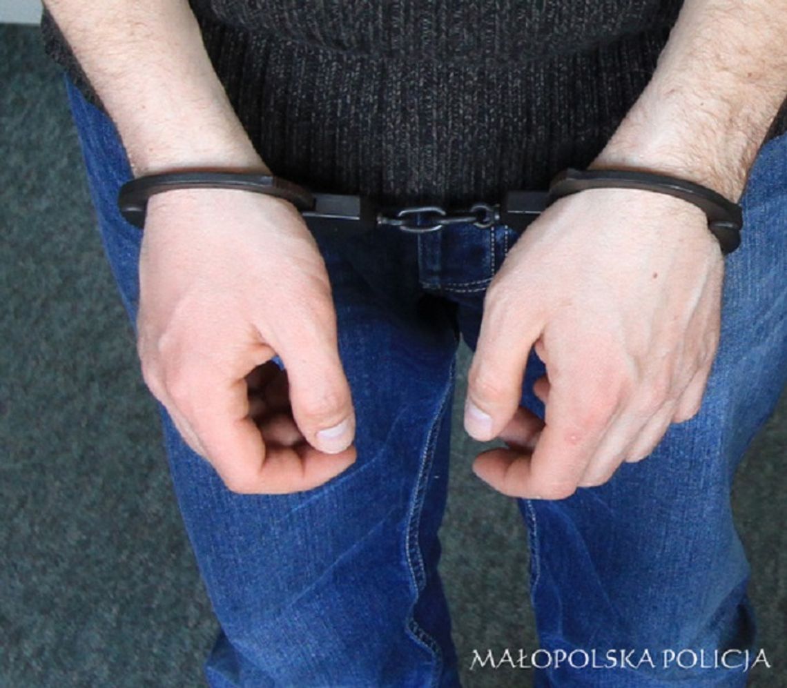 Agresywny złodziej w rękach wielickich policjantów