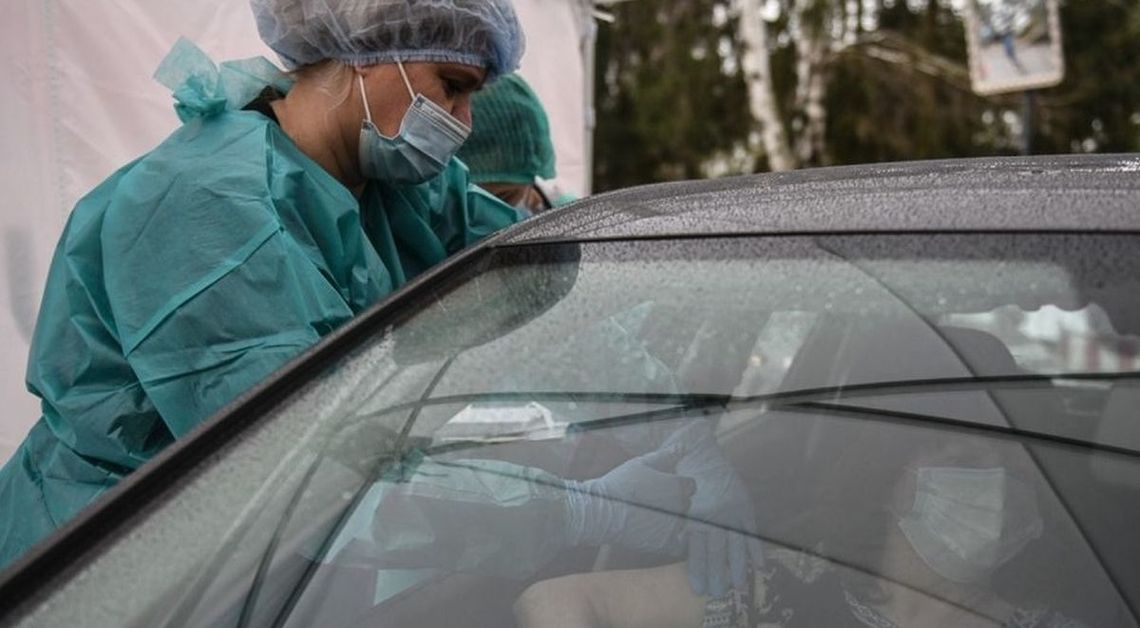 Auto odbiło się od skarpy i dachowało. Kierująca wyjeżdżała ze szczepienia