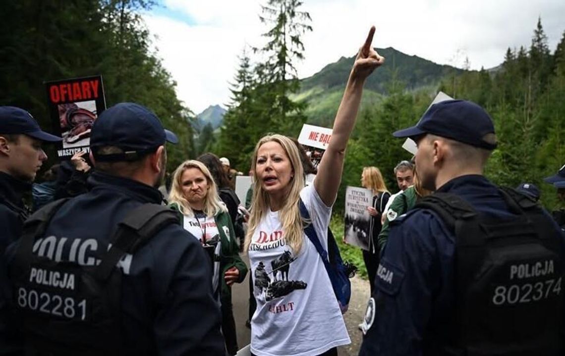Awantura na drodze do Morskiego Oka. Aktywiści usiedli przed fasiągami, policja usuwała ich siłą. Jeden z protestujących zatrzymany Awantura na drodze do Morskiego Oka. Aktywiści usiedli przed fasiągami, policja usuwała ich siłą. Jeden z protestujących zatrzymany